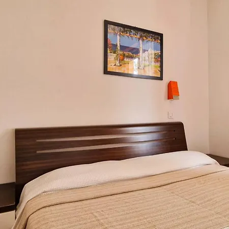 Daire Bright Flat In With Pool - Beahost